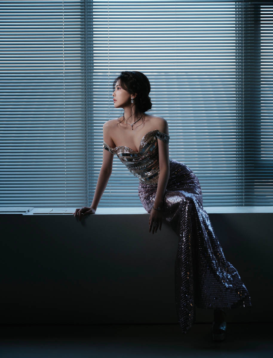 白鹿穿抹胸裙身材凹凸有致 回眸一笑尽显神秘魅惑