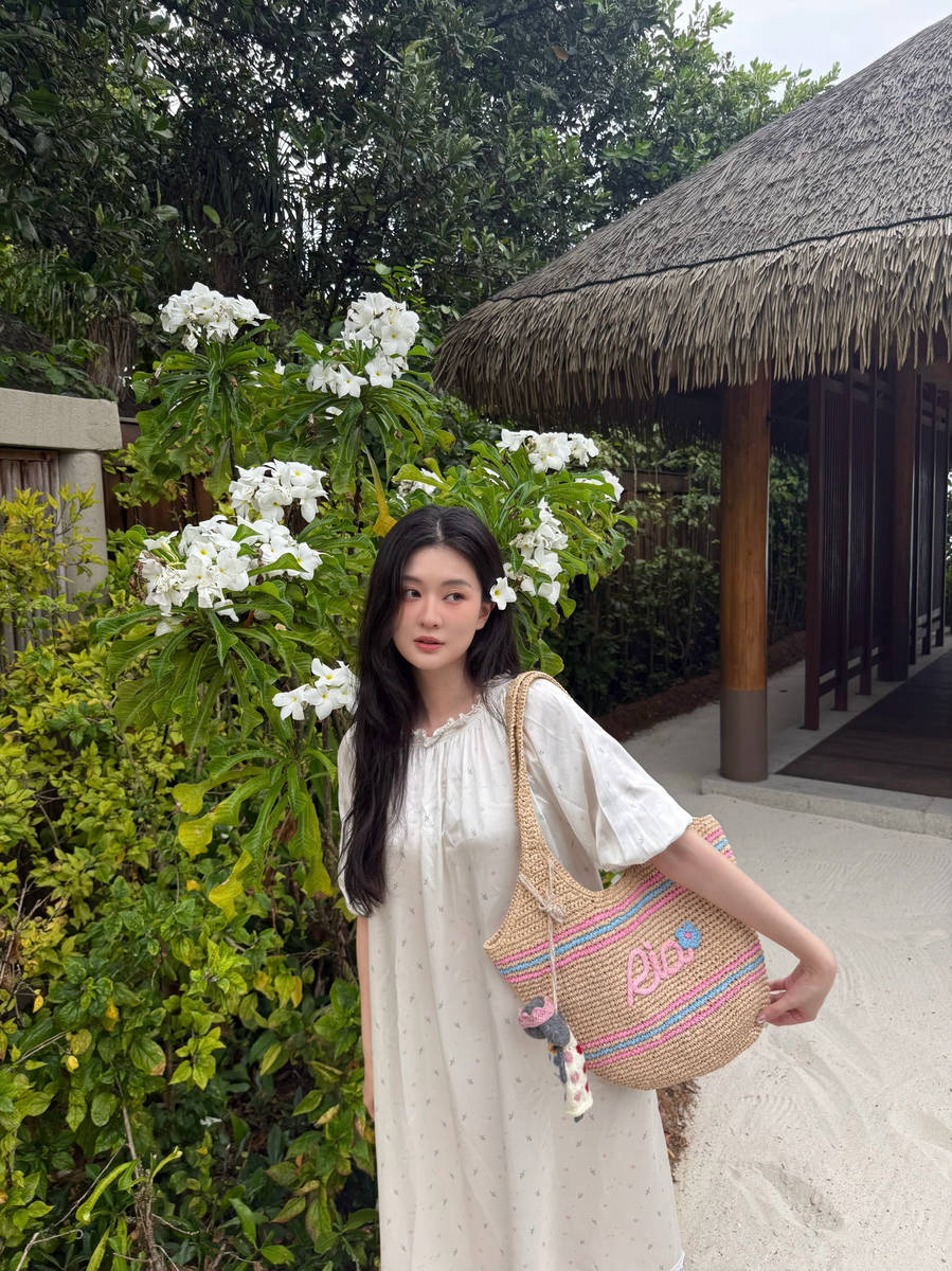 乔欣晒马尔代夫旅拍笑容灿烂 手拿饮料灵动可爱