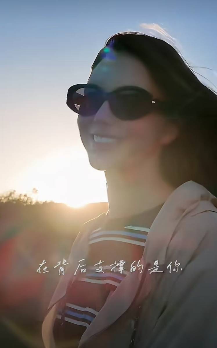 周杰伦一家五口沿海漫步 并肩同行画面温馨又幸福