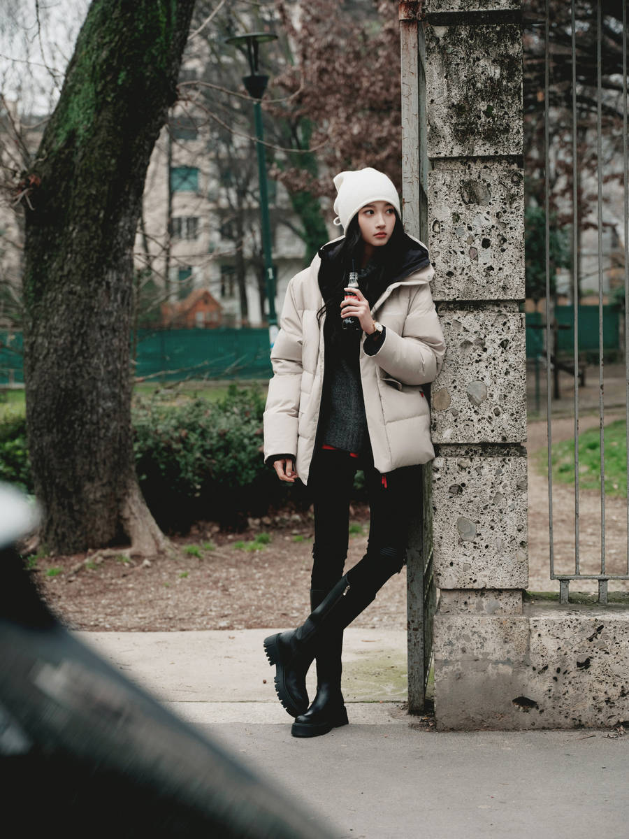 关晓彤晒春日街头随拍照 戴帽子悠闲漫步状态惬意