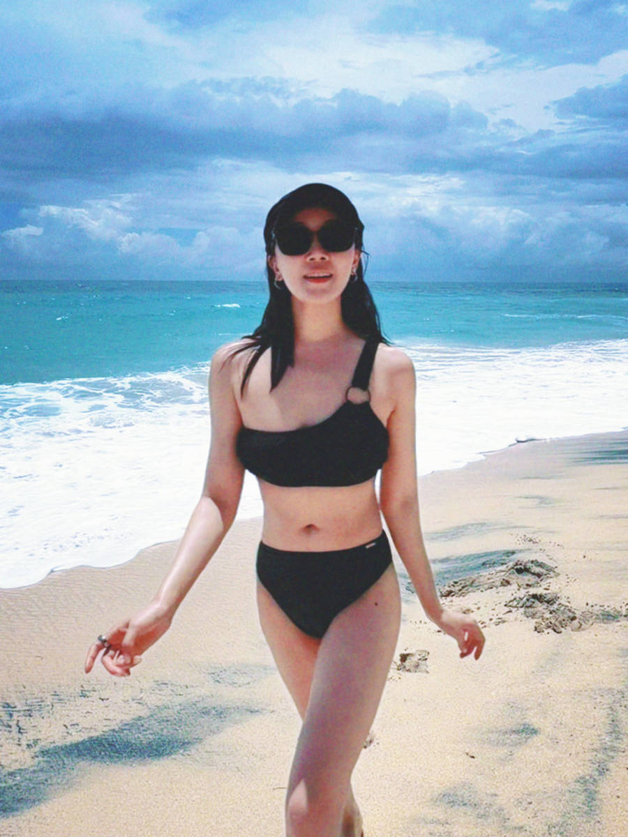 菅纫姿穿比基尼漫步沙滩 身姿舒展尽显热辣好身材