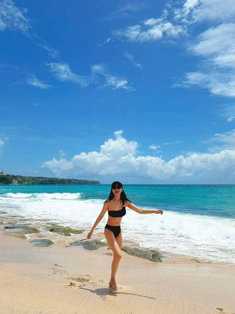 菅纫姿穿比基尼漫步沙滩 身姿舒展尽显热辣好身材