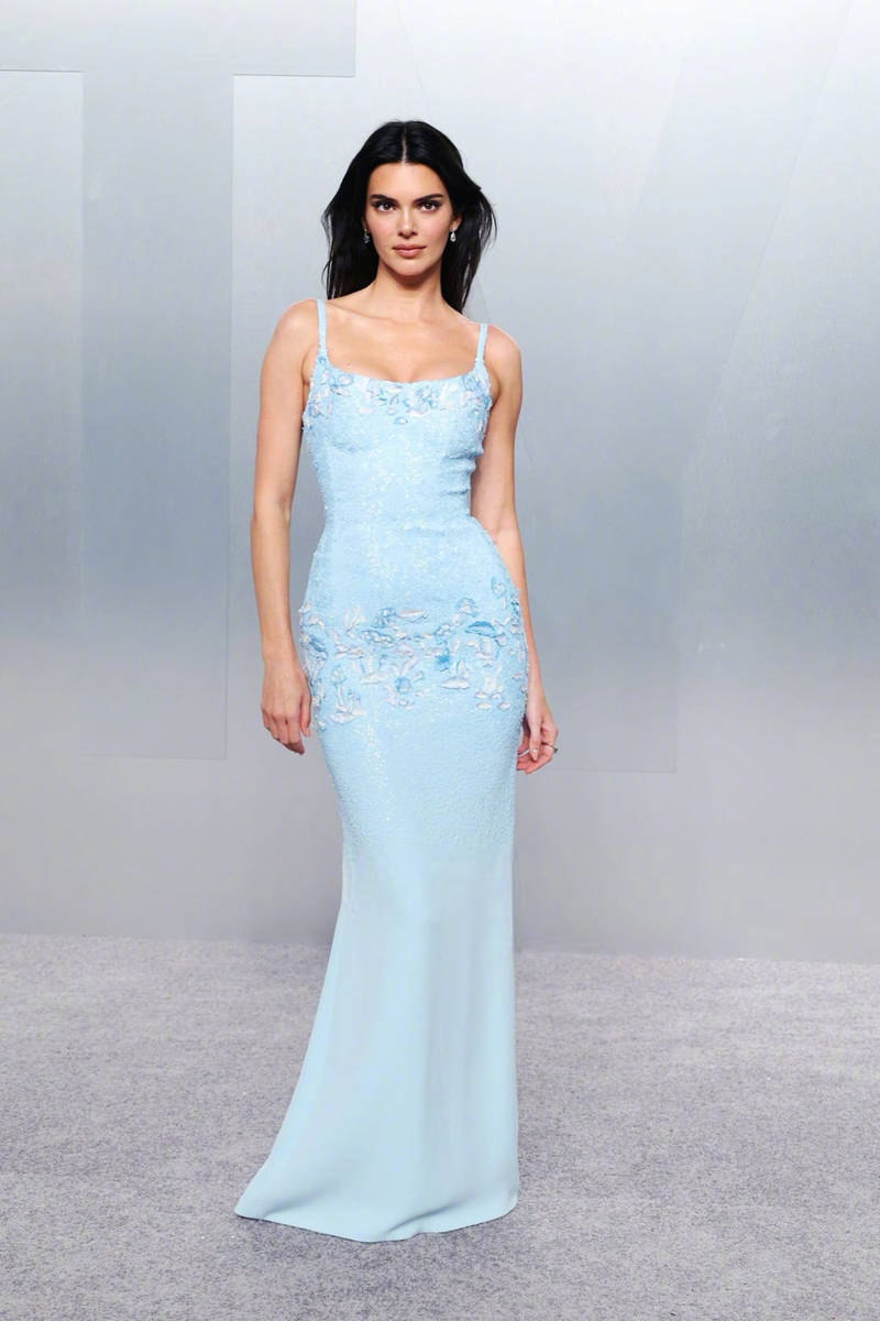 肯豆戴钻石耳饰浅笑温柔 蓝裙造型尽显精致高级