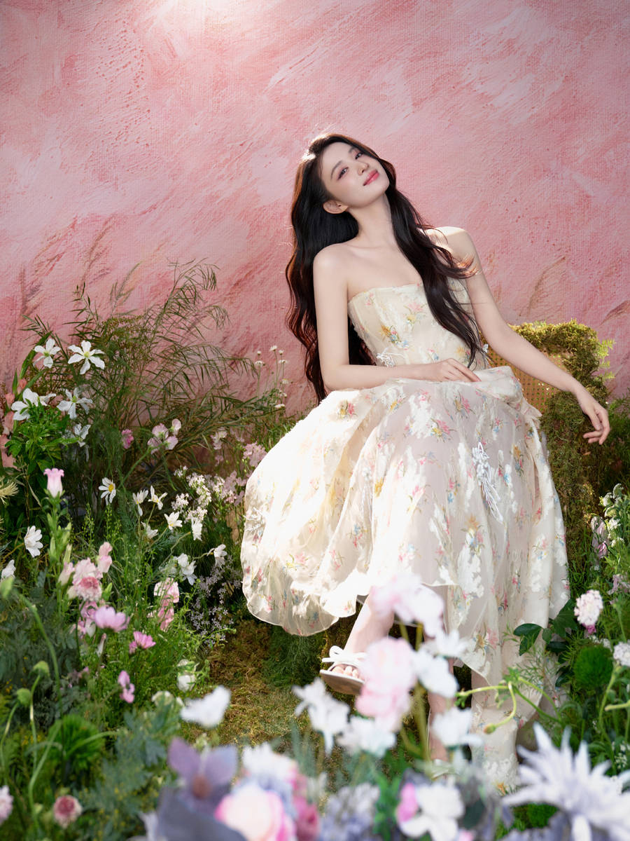 王楚然春日氛围感大片曝光！穿印花裙化身甜美少女