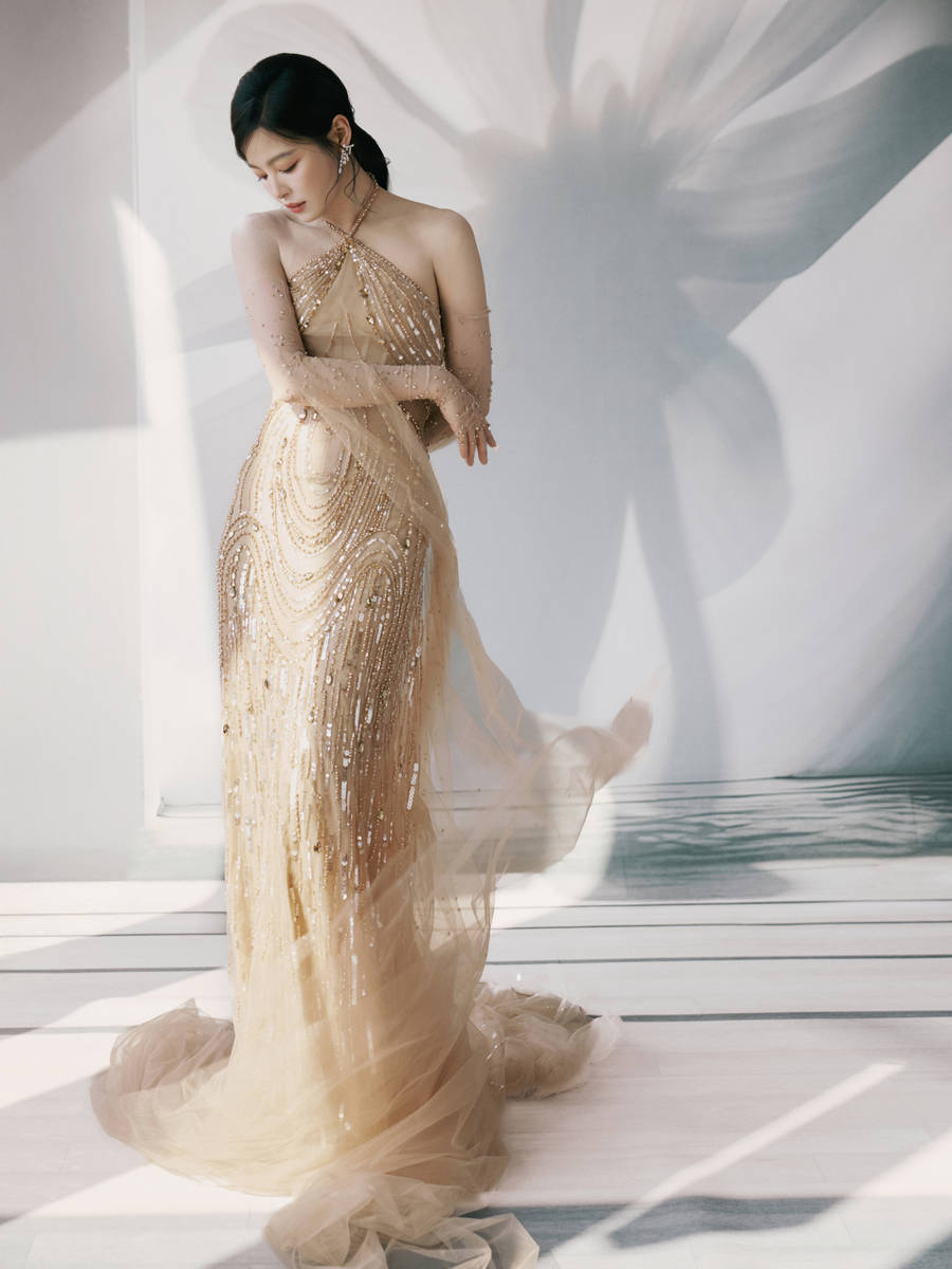 辛芷蕾金色拖尾裙华丽优雅 展露曼妙身姿曲线迷人