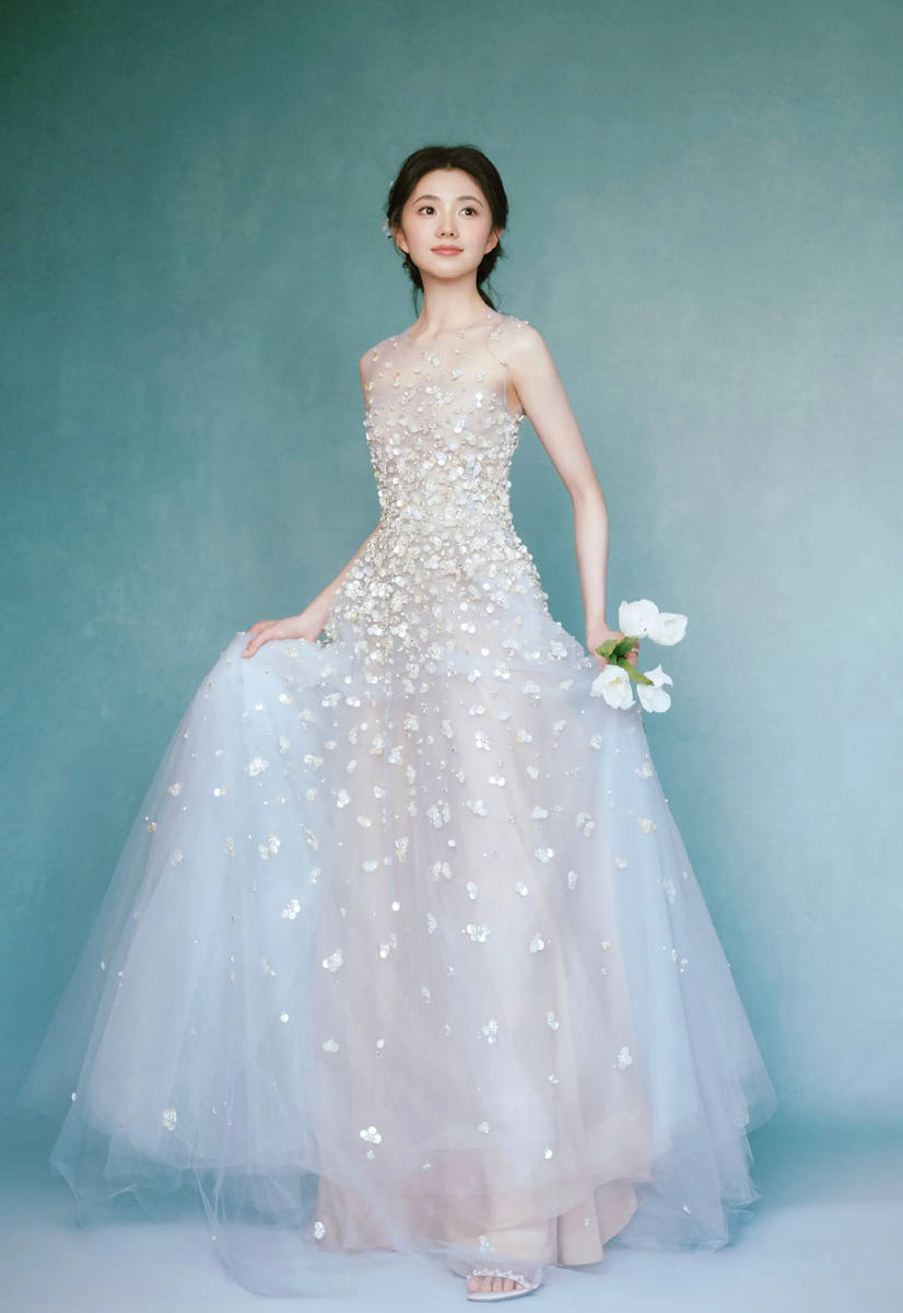 刘浩存晒春日氛围感美照！与白花合影气质清纯可人