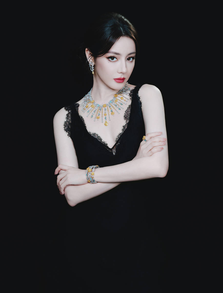 迪丽热巴穿黑蕾丝裙性感妩媚 戴钻石首饰华丽耀眼