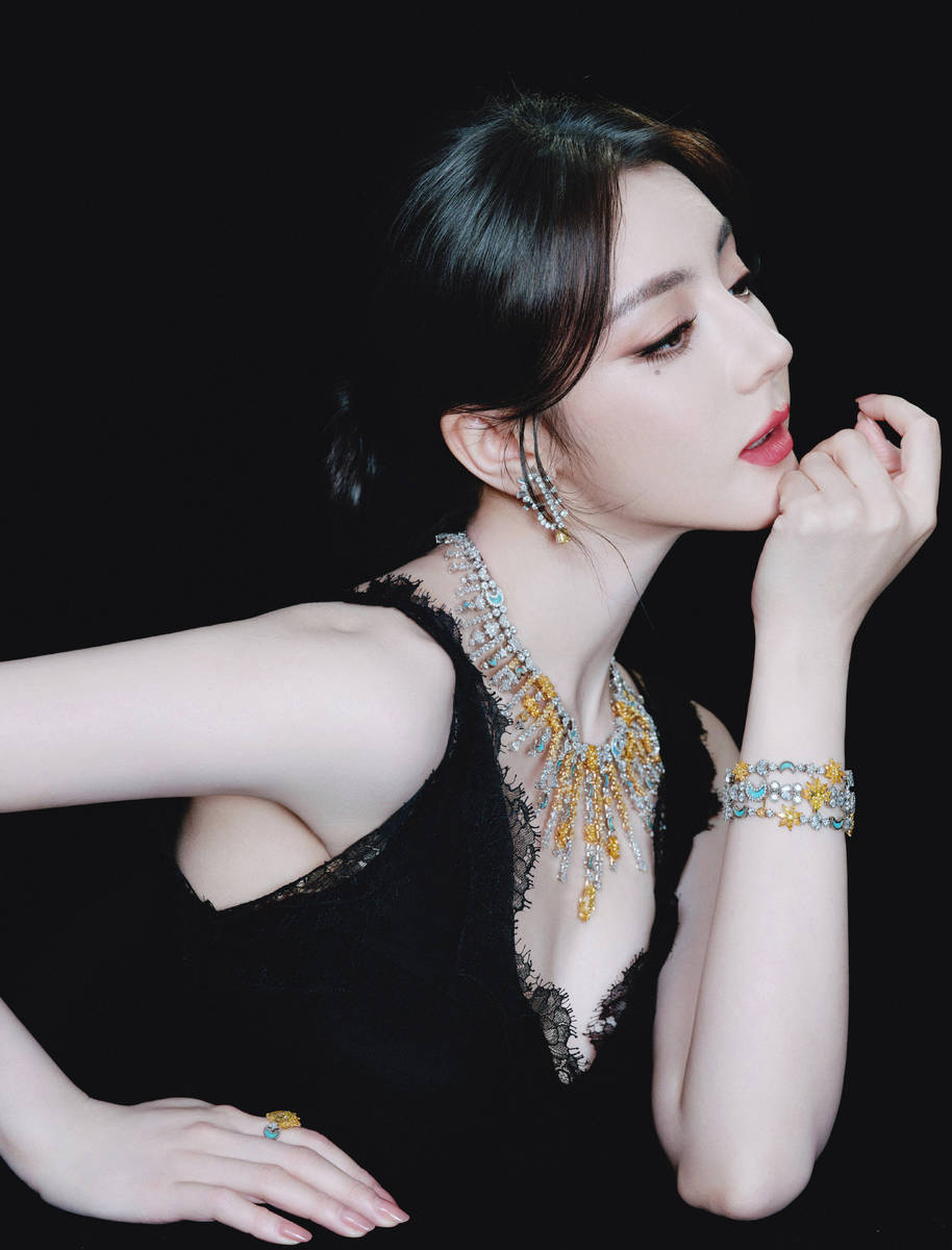 迪丽热巴穿黑蕾丝裙性感妩媚 戴钻石首饰华丽耀眼