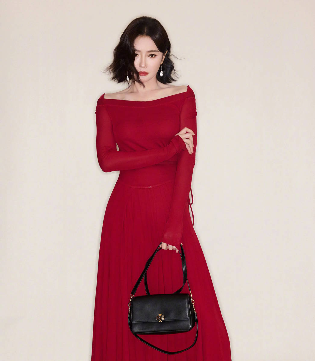 秦岚酒红露肩长裙性感魅惑 眉眼含情尽显冷艳大气
