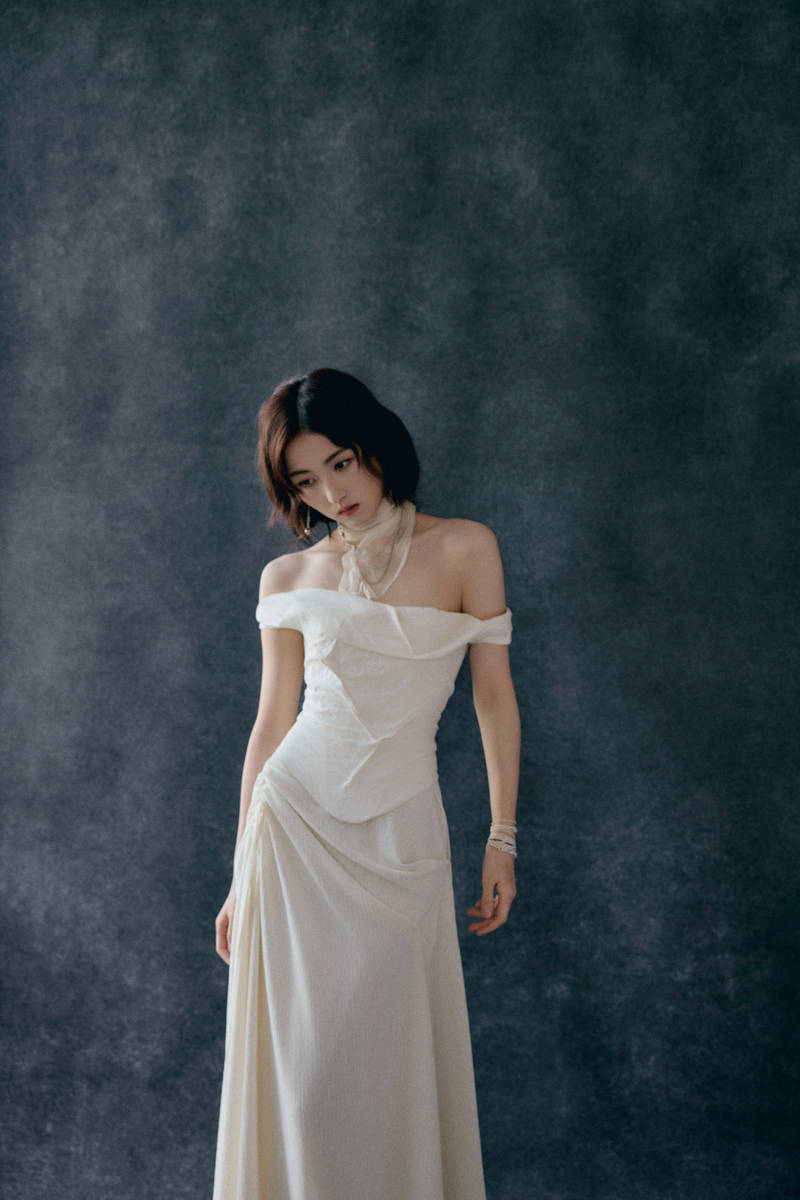 张子枫穿一字肩长裙神秘矜贵 垂眸沉思似女神降临