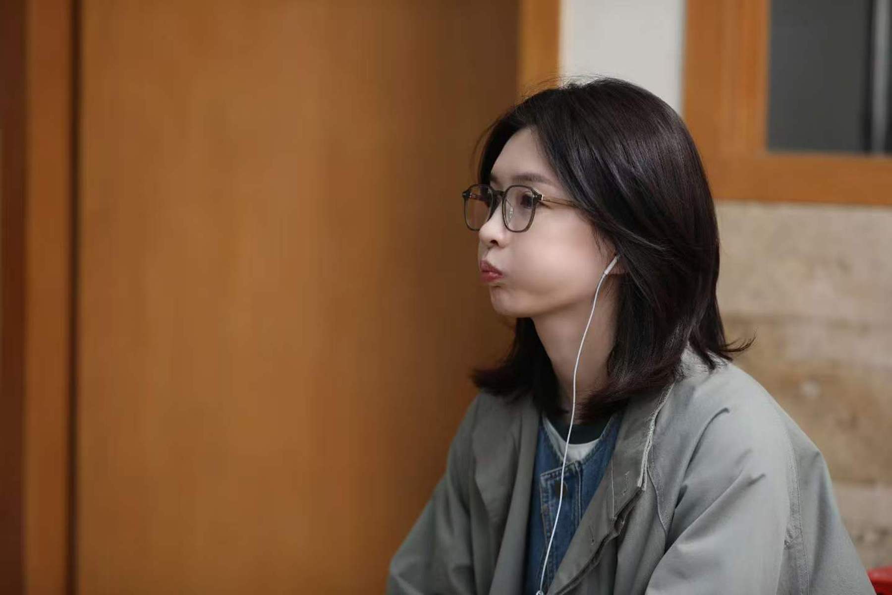 江疏影戴黑框眼镜裹围巾 穿搭休闲尽显文艺气质