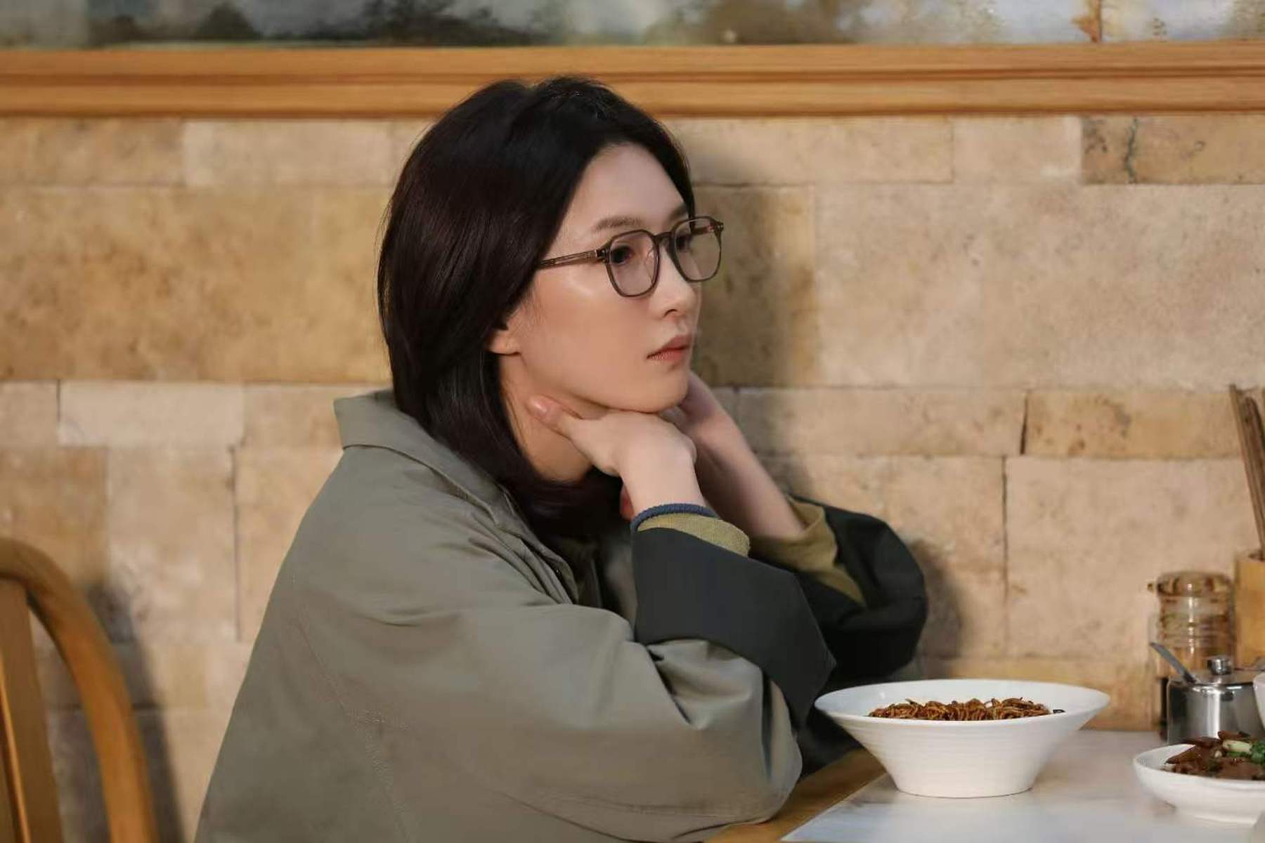 江疏影戴黑框眼镜裹围巾 穿搭休闲尽显文艺气质