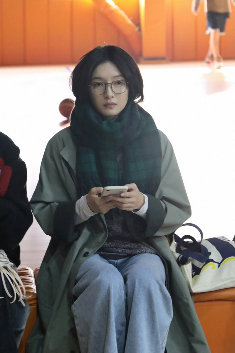 江疏影戴黑框眼镜裹围巾 穿搭休闲尽显文艺气质