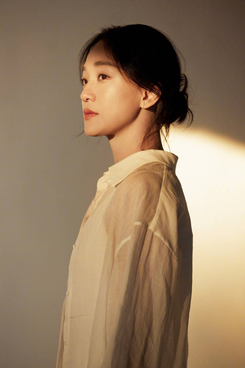 周迅沐浴春日暖阳状态佳！穿白色素衫气质温柔知性