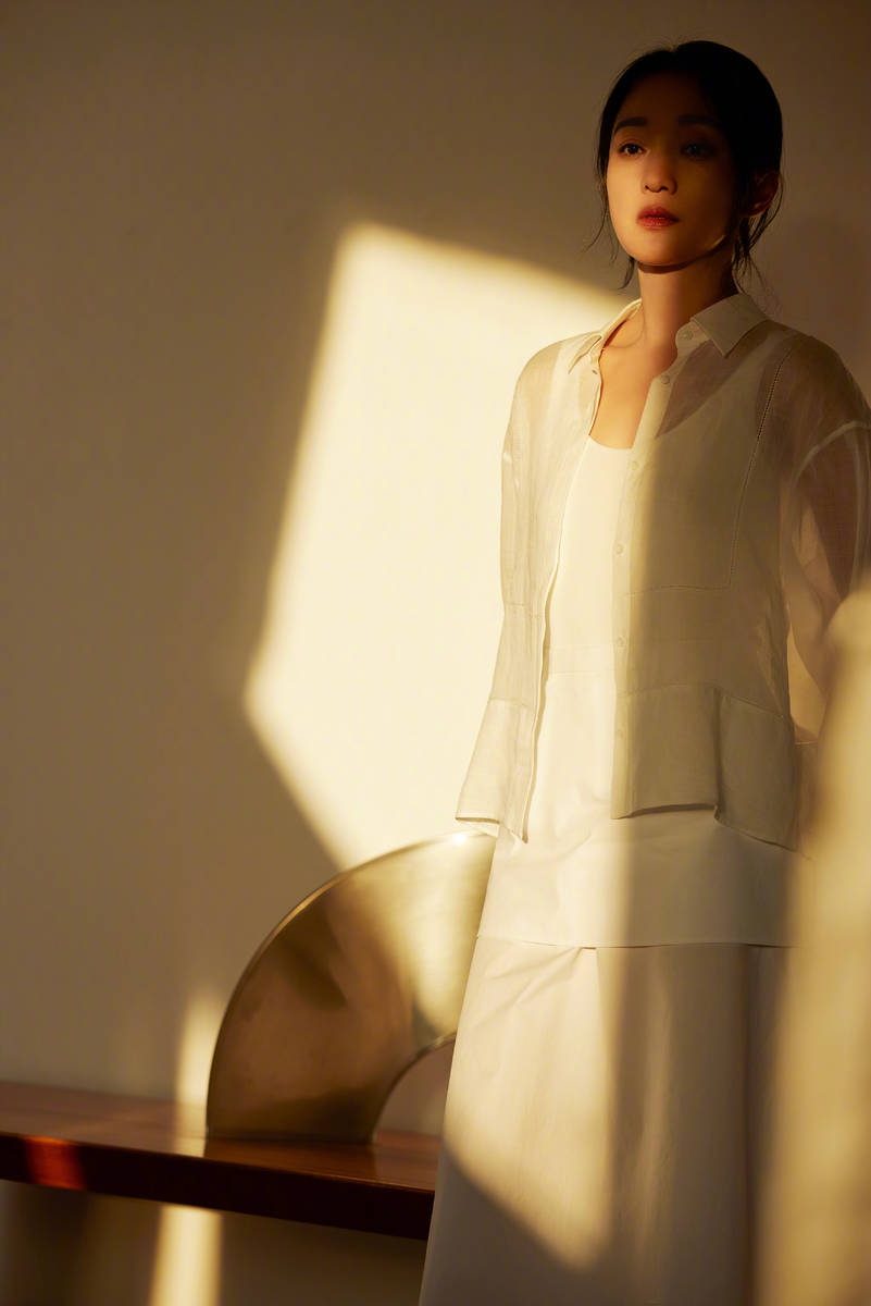 周迅沐浴春日暖阳状态佳！穿白色素衫气质温柔知性