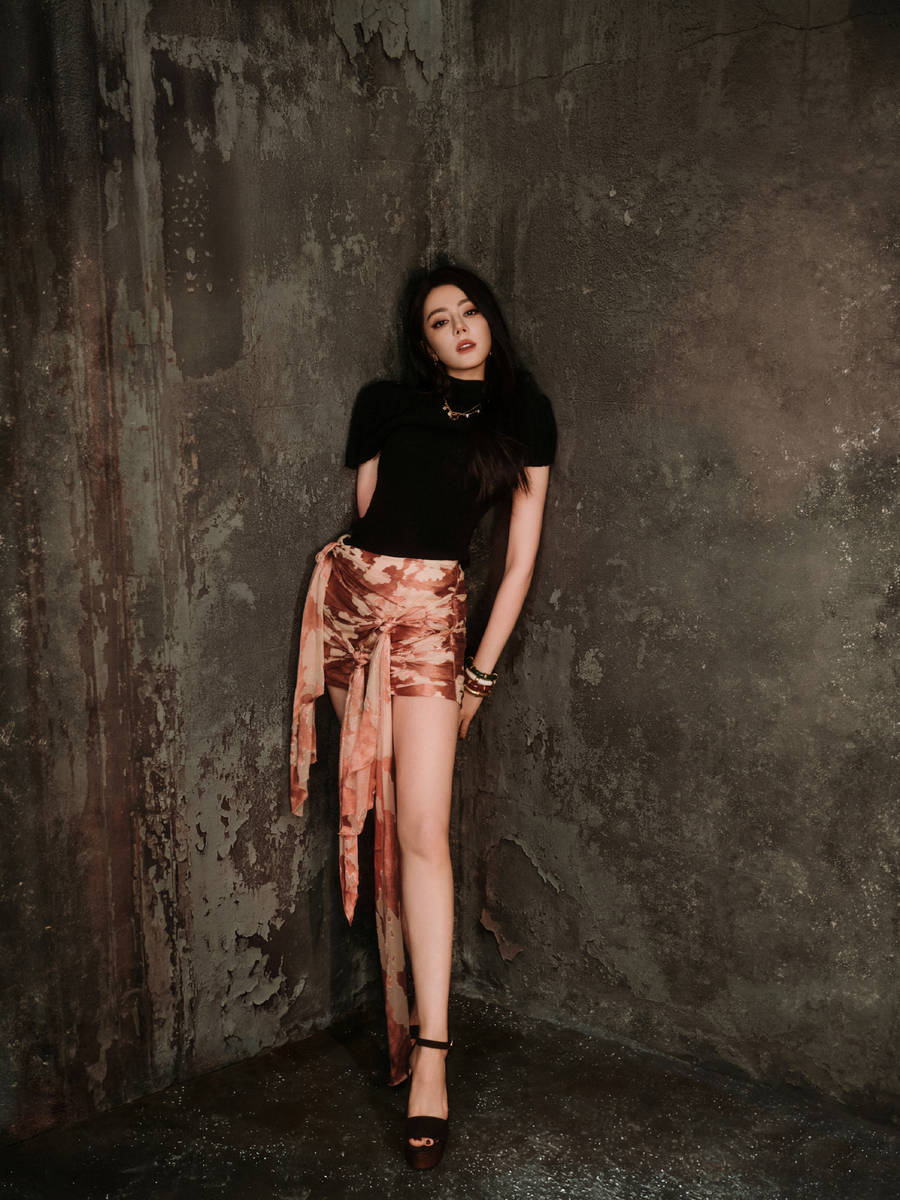 迪丽热巴写真性感又狂野！化身血腥美人秀白皙长腿