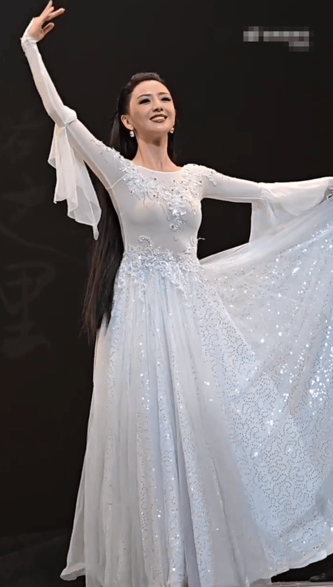 佟丽娅与小酒窝同台表演舞剧！二人舞姿优美好养眼