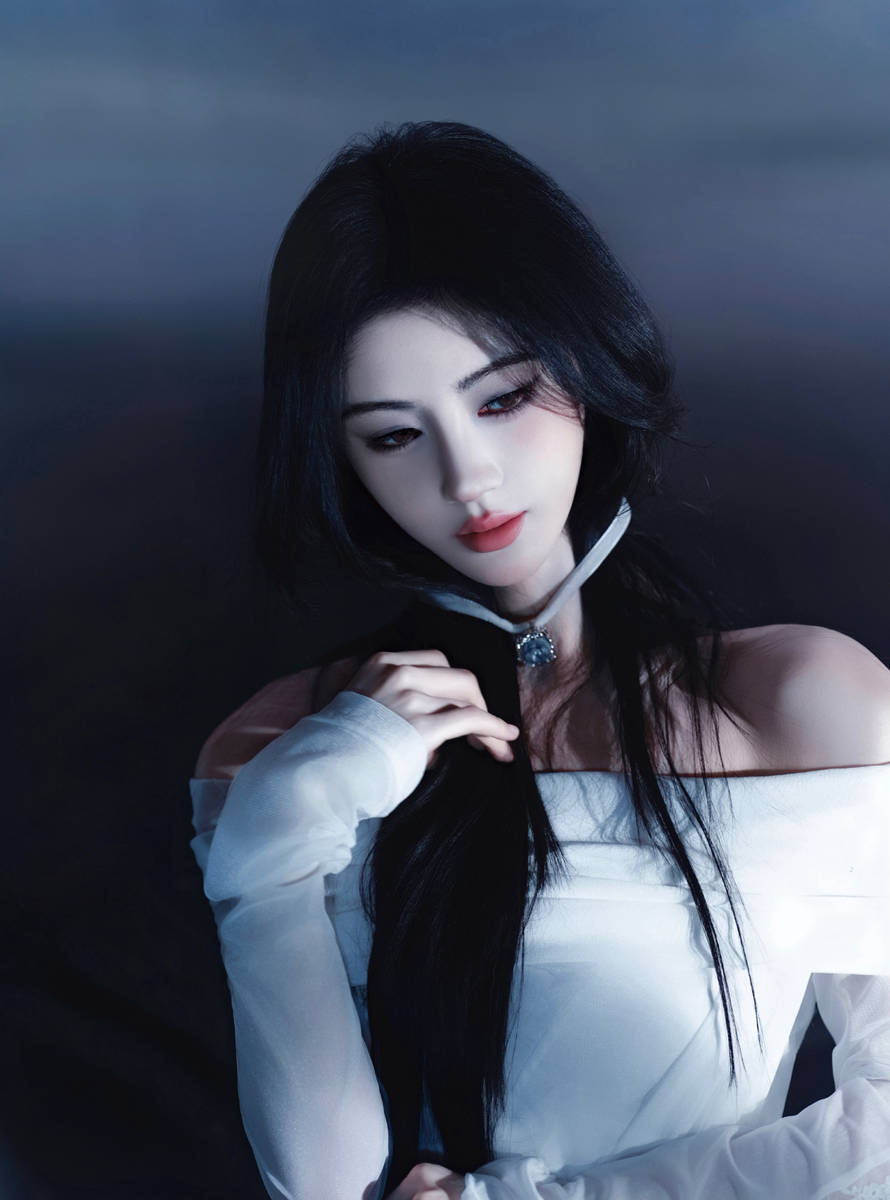 鞠婧祎身着纱裙清冷破碎 垂眸轻捻长发故事感满满