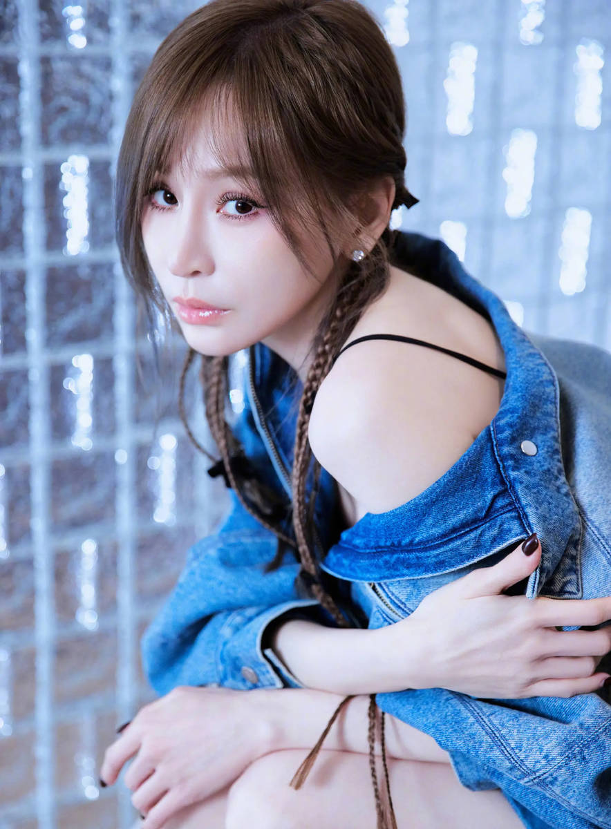 王心凌穿牛仔连衣裙清新靓丽!大秀香肩美腿好性感