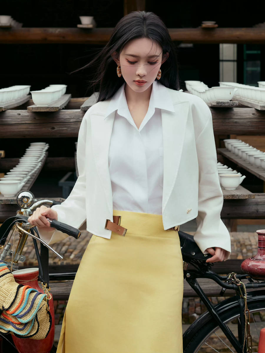 孟子义现身景德镇 白西装置黄色半裙优雅又明媚