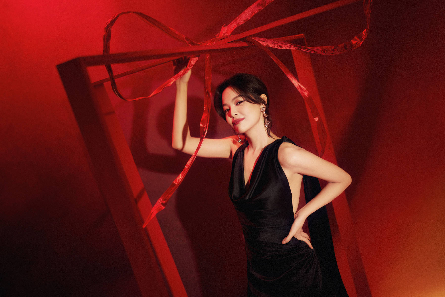 辛芷蕾身穿露背吊带裙性感吸睛 身材高挑气质在线