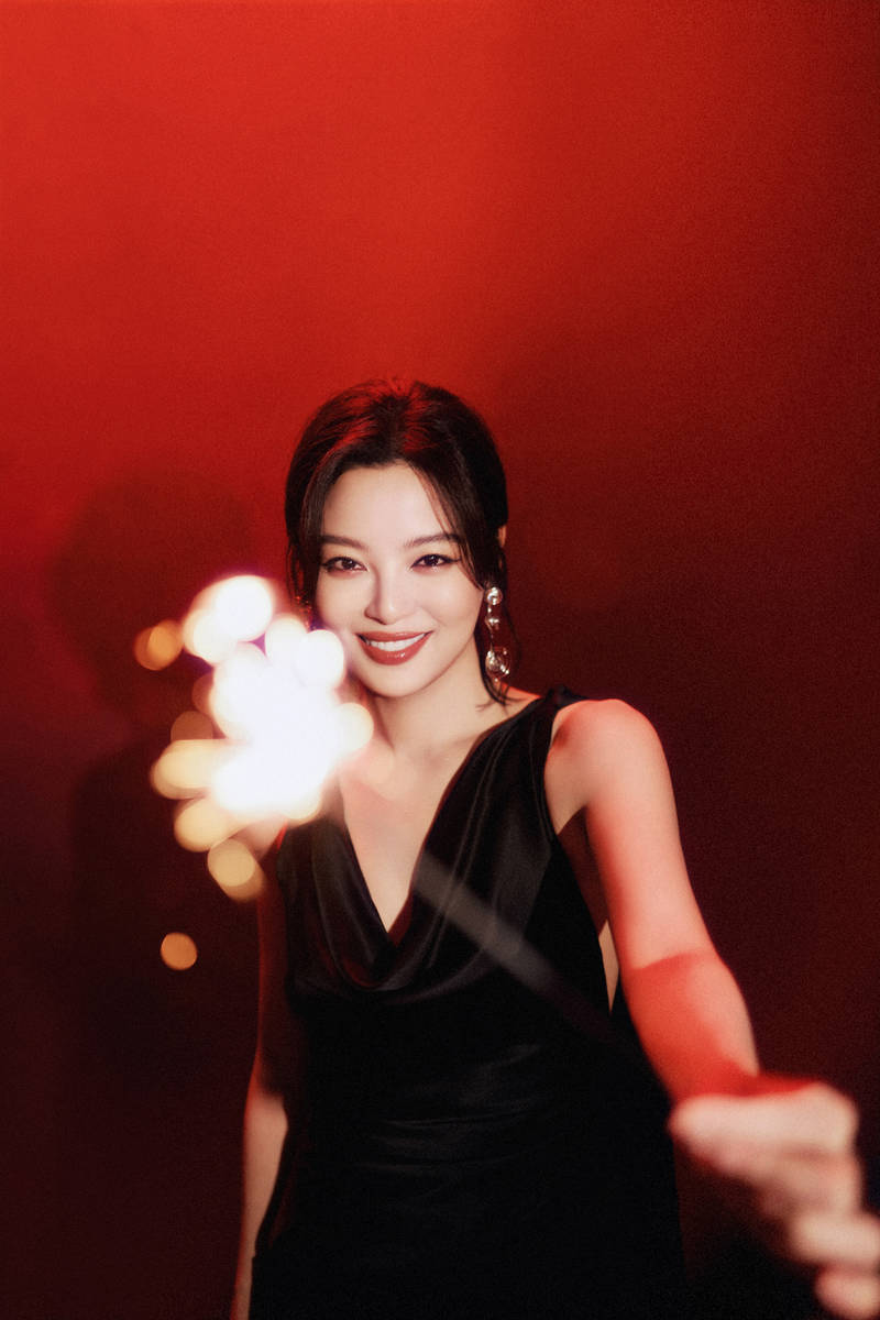 辛芷蕾身穿露背吊带裙性感吸睛 身材高挑气质在线