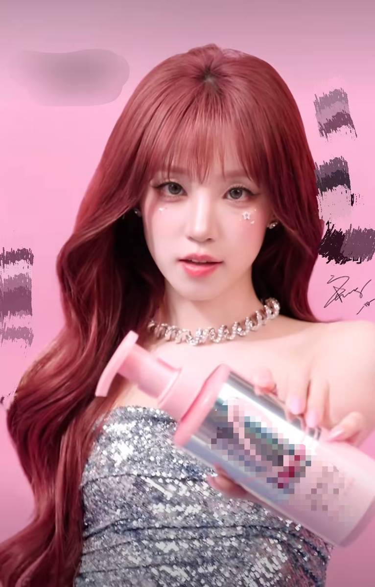 宋雨琦红棕卷发甜辣元气 亮片抹胸配吉他气场全开