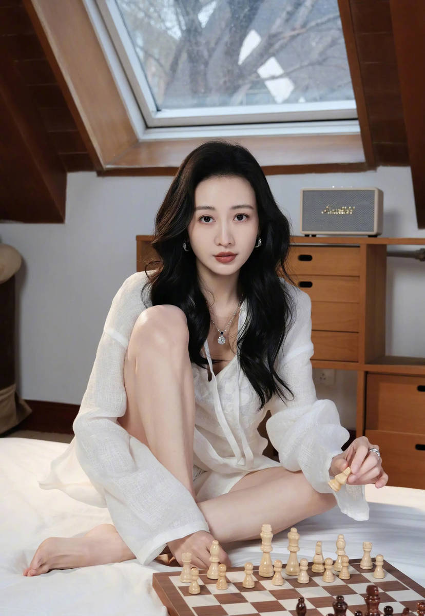 王鸥晒居家风写真美照！床上秀白皙美腿性感吸睛