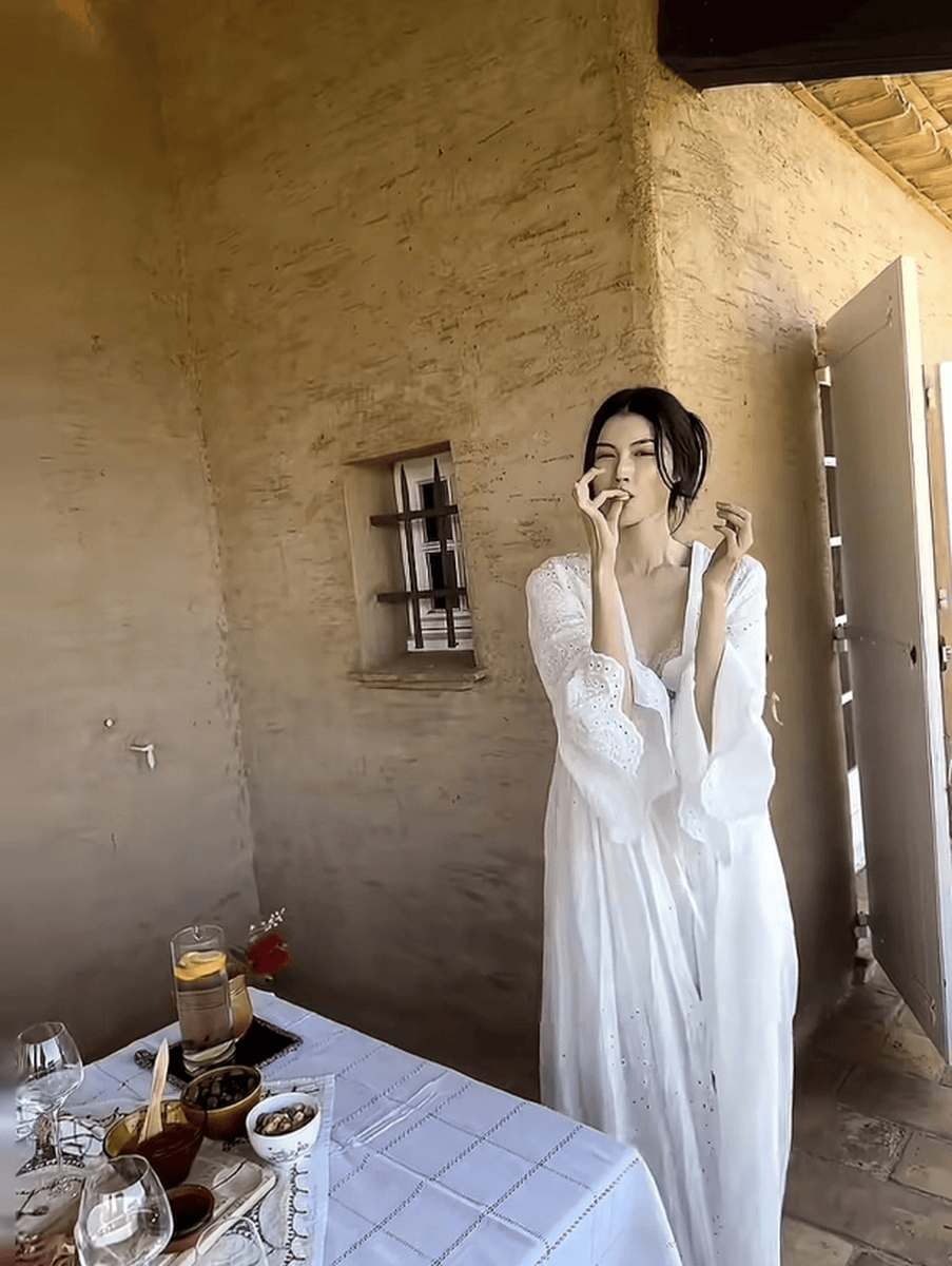 何穗化身厨娘仙气十足!度假和朋友享用美食心情好