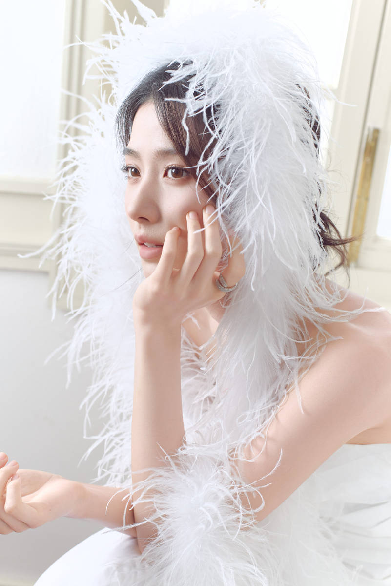 卢昱晓长发低挽优雅松弛 抹胸长裙尽显温柔仙气