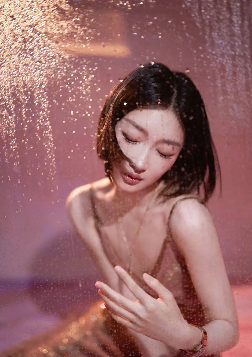 周冬雨穿亮片长裙神秘魅惑 轻撩发丝姿态慵懒娇柔