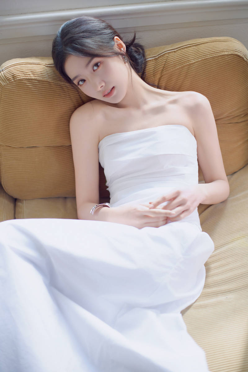 卢昱晓长发低挽优雅松弛 抹胸长裙尽显温柔仙气