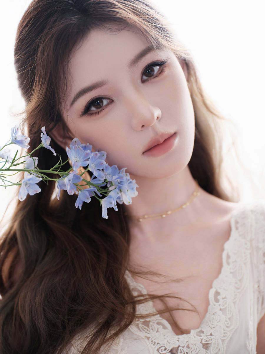 张予曦穿纱裙气质沉静优雅 手持花朵尽显温婉俏丽