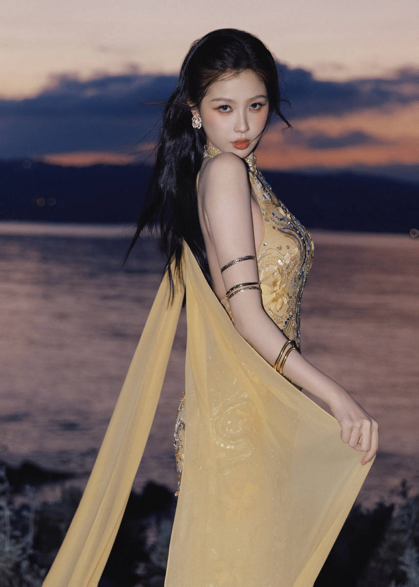 虞书欣穿鎏金长裙海边回眸 性感优雅好似神女降临