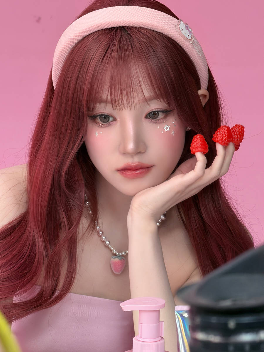 宋雨琦粉色抹胸裙软萌可爱 搭配粉色发箍甜度爆表