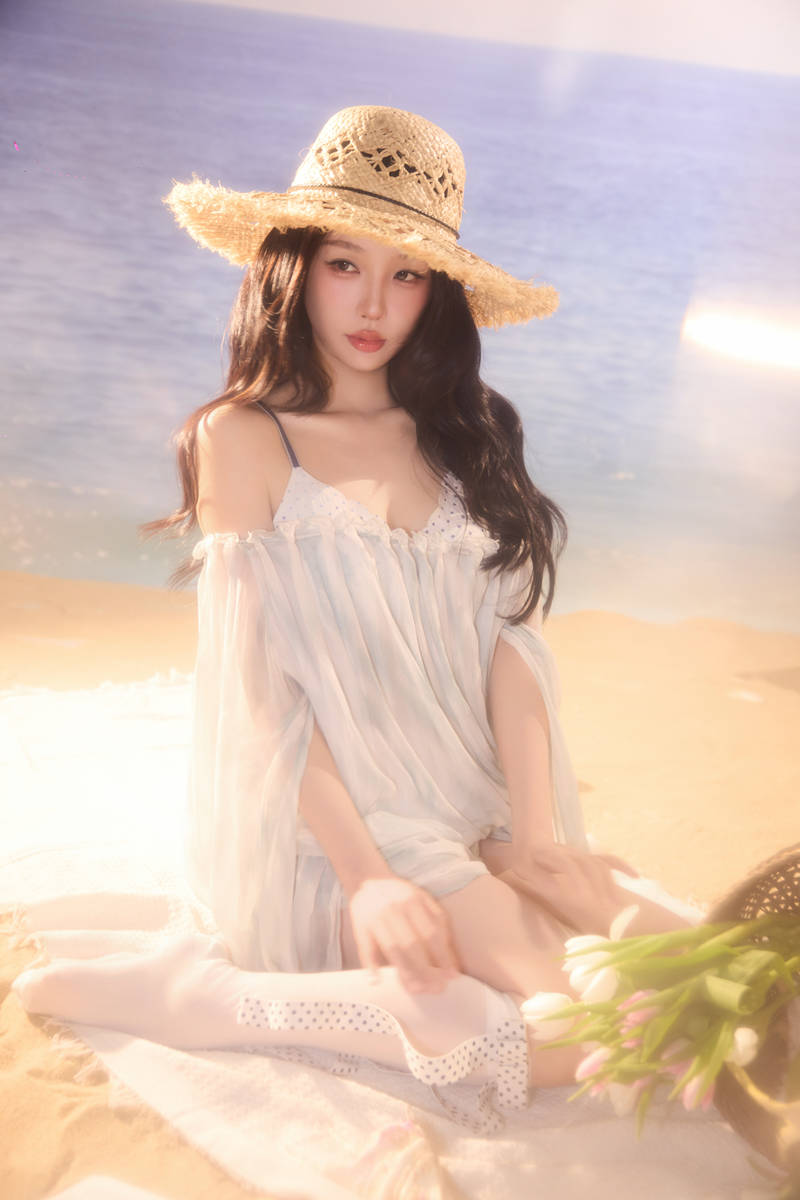 虞书欣穿白色吊带上衣性感纯欲 对镜甜笑灵动活泼