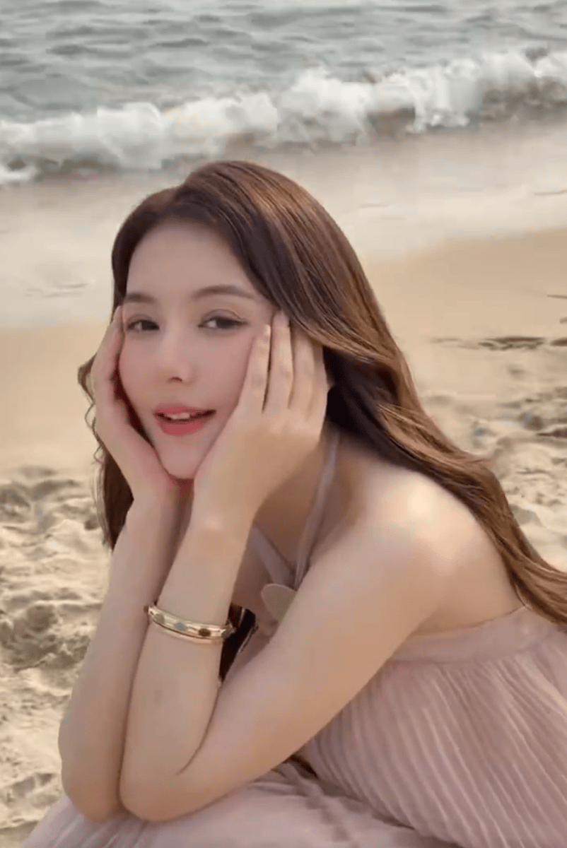 郭富城妻子带女儿去海边度假！粉色纱裙少女感满满