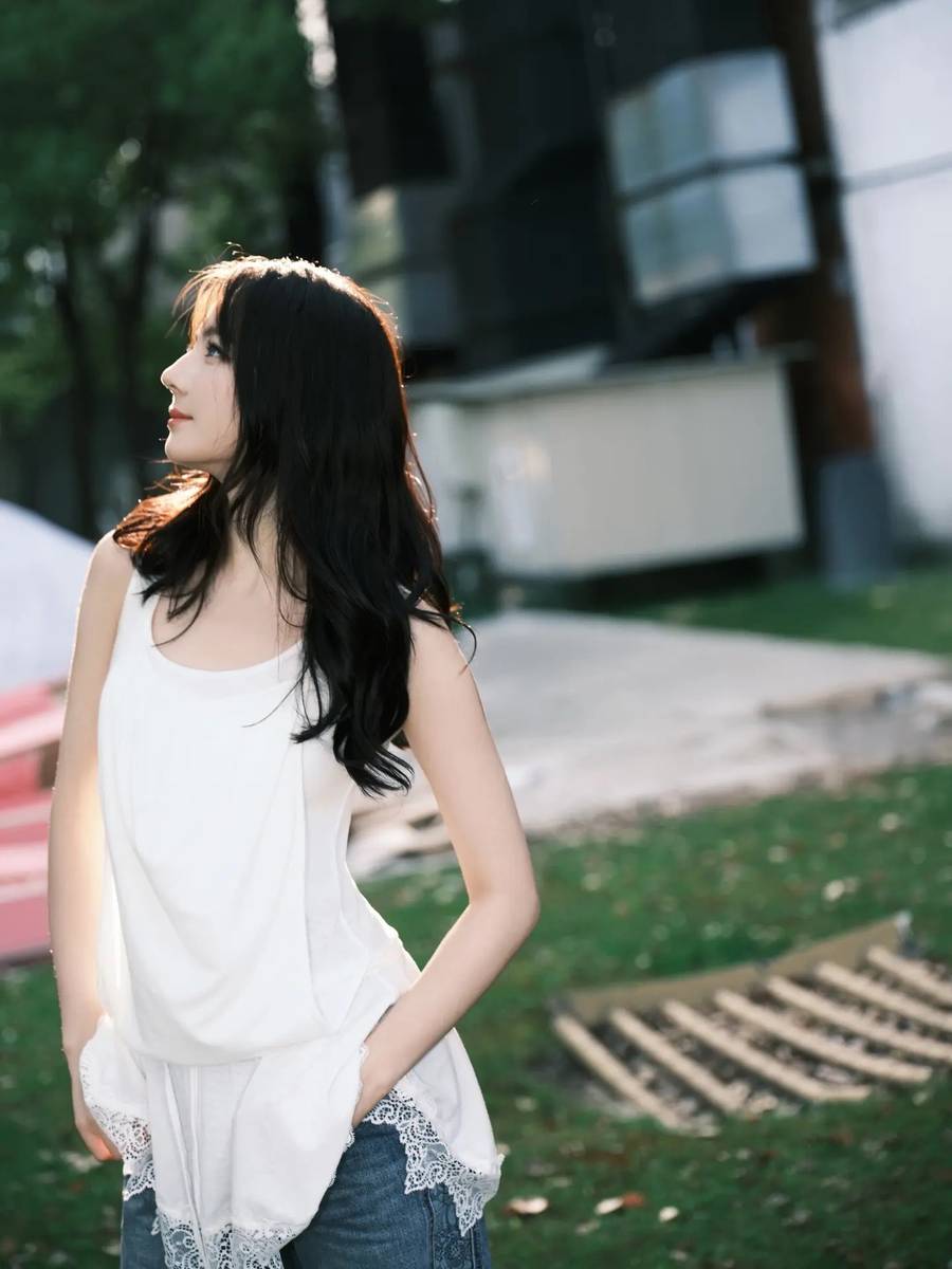 迪丽热巴沐浴阳光灵动俏皮 对镜甜笑化身果汁少女