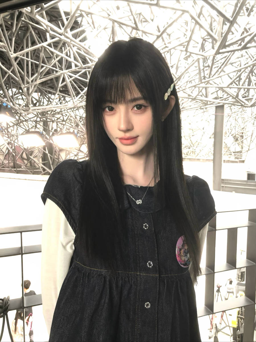 鞠婧祎穿亚比风套装可爱灵动 单手托眼镜卖萌不停