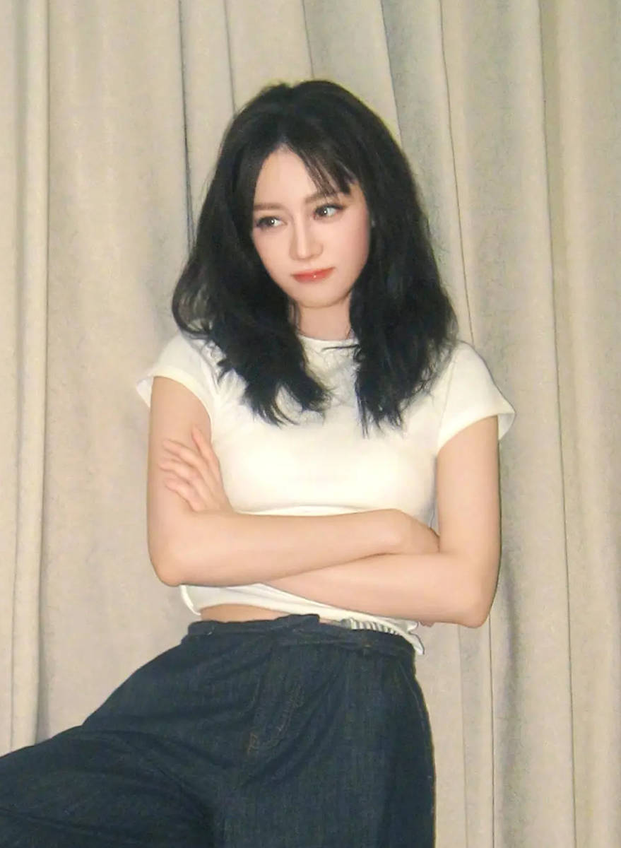 迪丽热巴更新美照 穿白色T恤化身元气少女活力满满