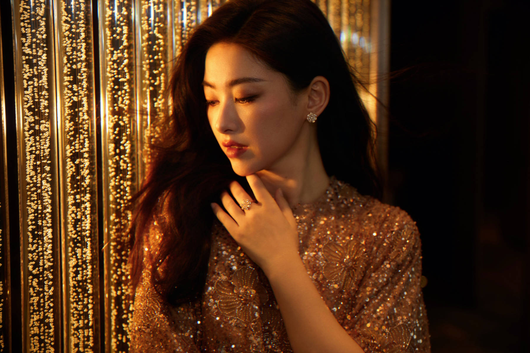 朱珠鎏金亮片花朵裙温婉成熟 浓艳红唇优雅端庄