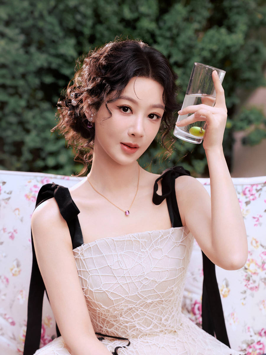 杨紫最新写真大片释出 穿黑丝带白纱裙气质在线