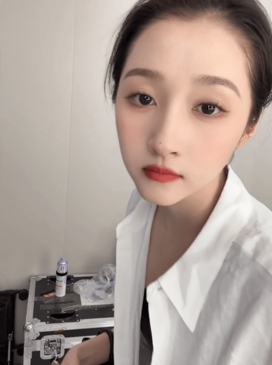 关晓彤晒自拍美照元气满满 嘟嘴比耶俏皮又可爱