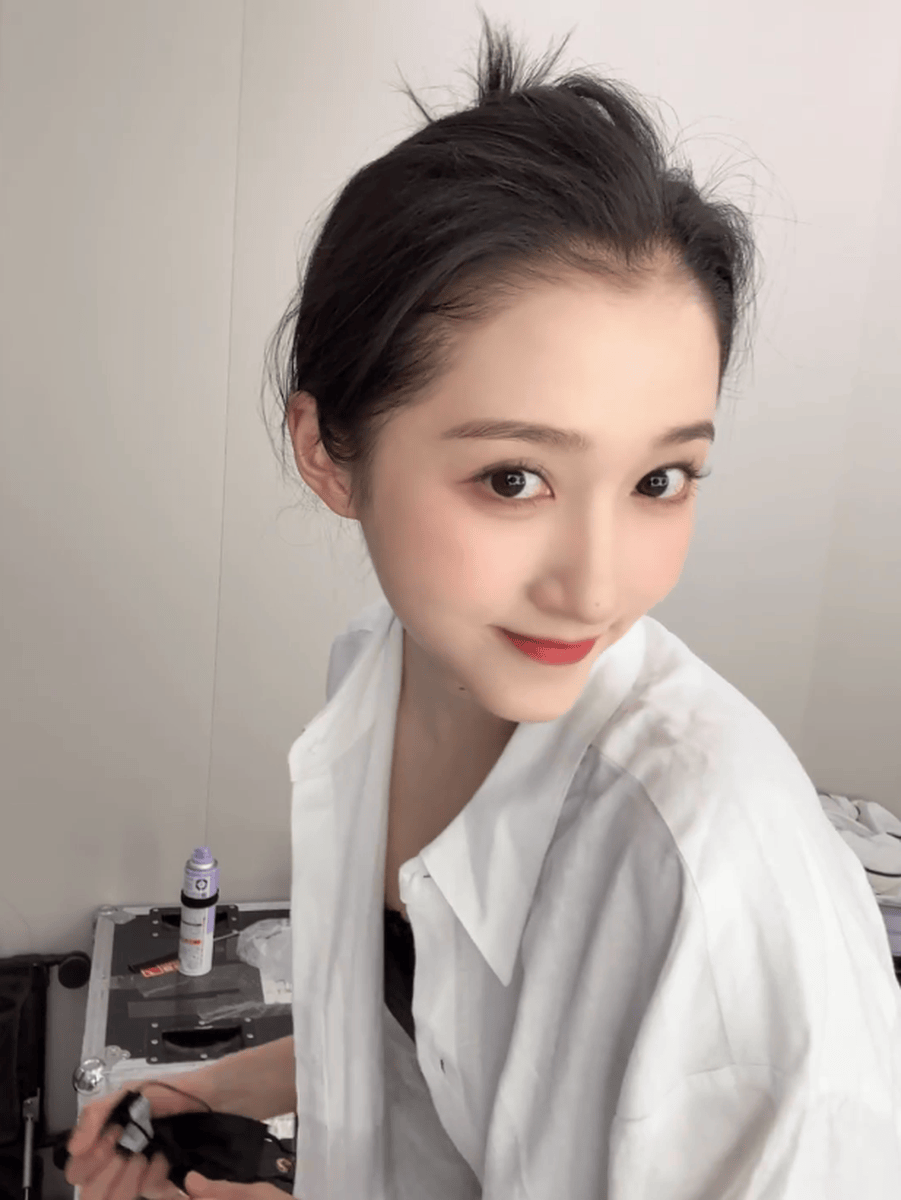 关晓彤晒自拍美照元气满满 嘟嘴比耶俏皮又可爱