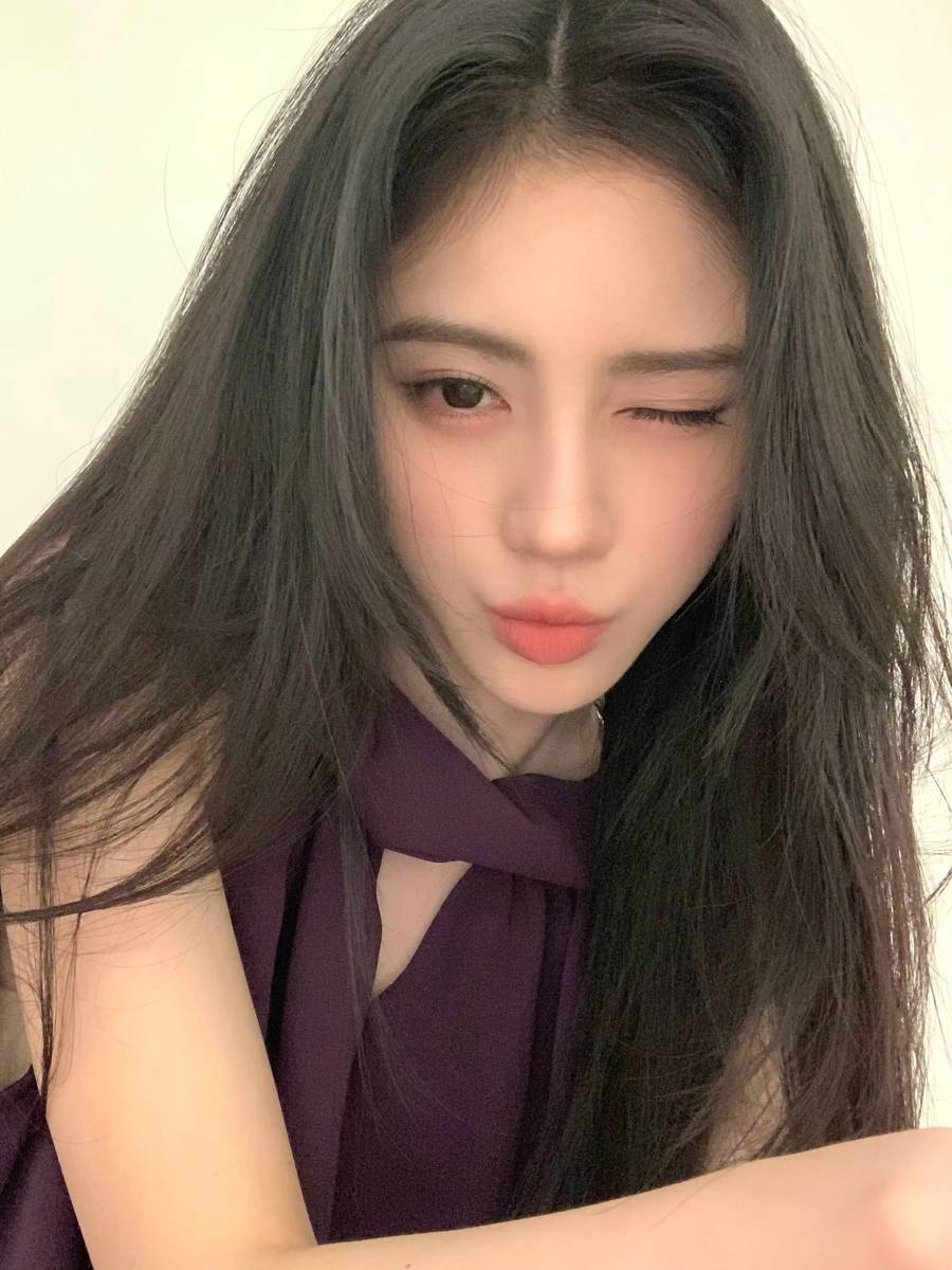 鞠婧祎穿暗紫色挂脖连衣裙 对镜自拍柔媚纯欲