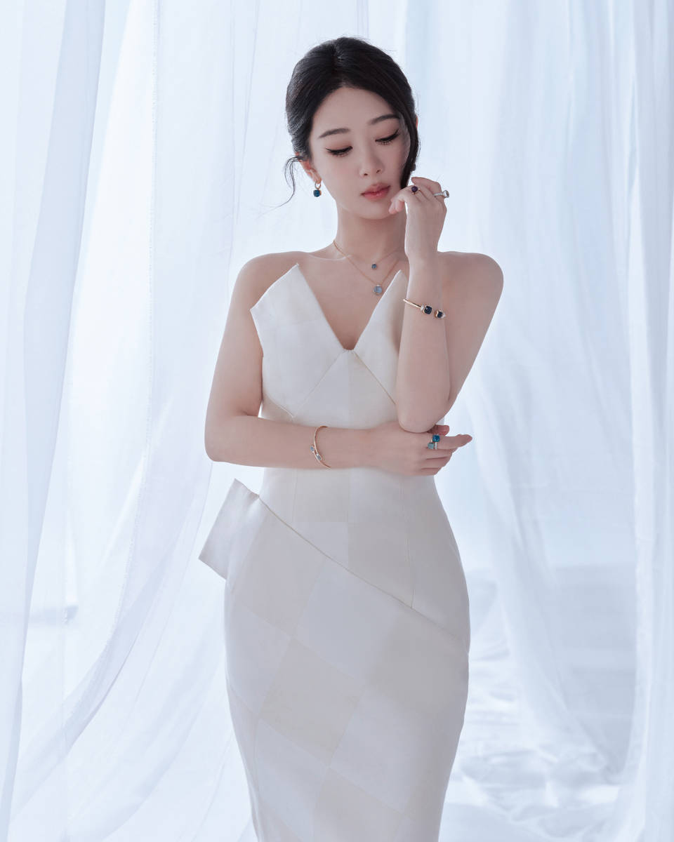 杨紫最新写真大片曝光 穿纯白礼裙气质优雅迷人