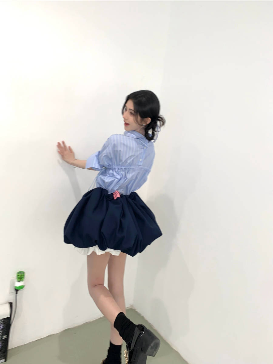 鞠婧祎晒对镜自拍美照 穿黑色小短裙秀纤细美腿