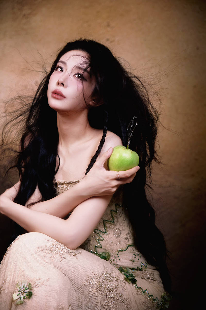 喻言穿满钻鱼尾长裙 华贵雅致宛如油画中的少女