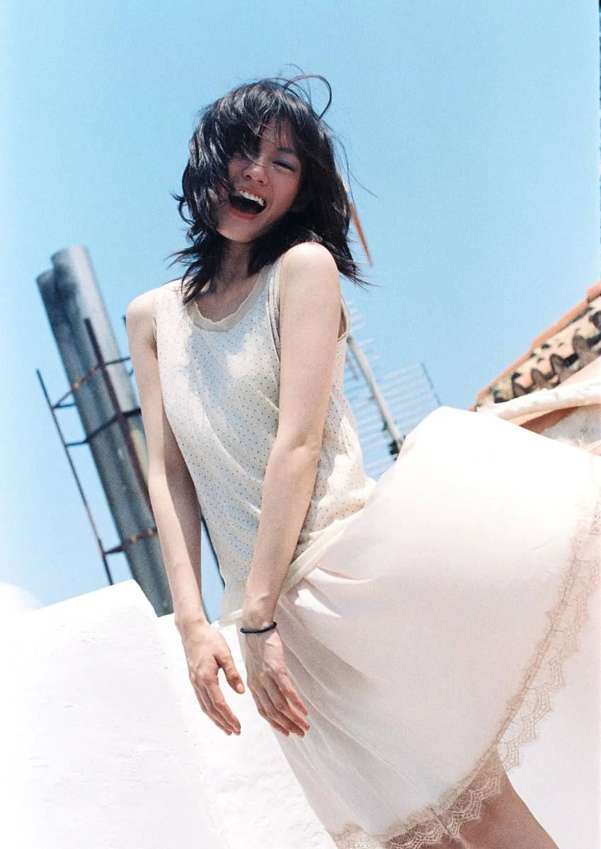 文淇穿波点裙笑容明媚 满是少女鲜活烂漫的松弛感