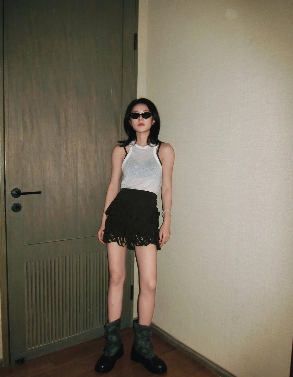 赵今麦穿黑色吊带搭配墨镜 又甜又辣化身酷飒女孩